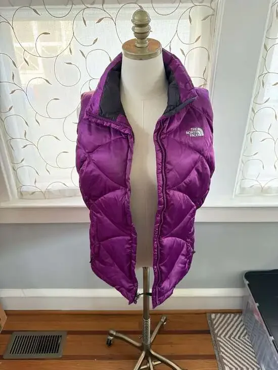 The North Face Women's Metallic Purple 550 Down Quilted Puffer Vest Size Medium - Picture 1 of 8